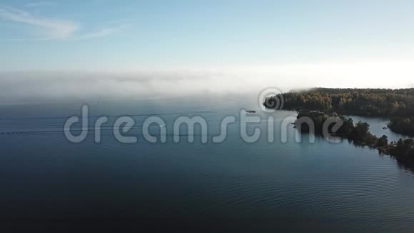每年秋天雾在芬兰群岛上都很常见视频的预览图