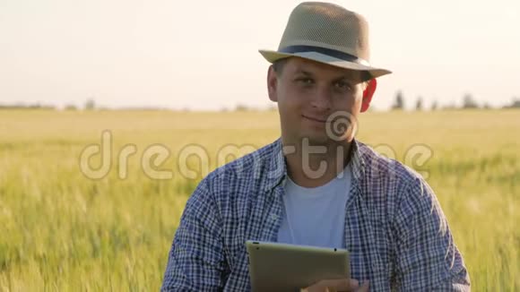 一个带着平板电脑的年轻农民农业技术视频的预览图
