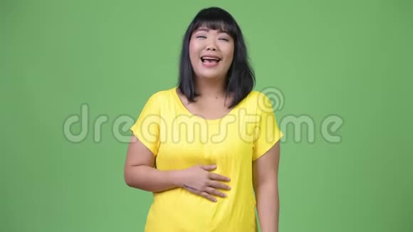 美丽快乐的亚洲女人笑视频的预览图