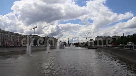 排水渠上的喷泉Bolotnaya银行和KadashevskayaNaberezhnaya莫斯科卢日科夫特雷蒂亚科夫桥视频的预览图