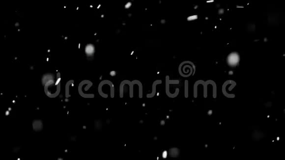 白色的雪落在孤立的黑色背景上视频的预览图