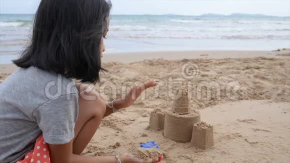 亚洲小女孩在海滩上玩耍视频的预览图