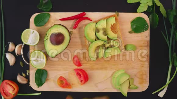 鳄梨健康饮食和健康生活方式的概念从上面看做鳄梨三明治视频的预览图