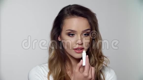 唇部皮肤护理美妆女人唇膏视频的预览图