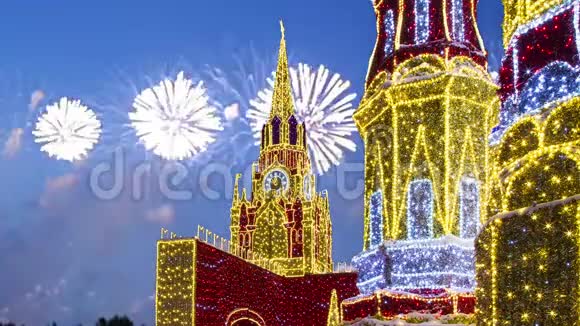 俄罗斯莫斯科KiyevskayaKiyevsky火车站夜间圣诞装饰烟火视频的预览图