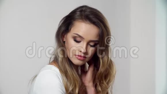 美丽的微笑女人配美妆发式肖像视频的预览图