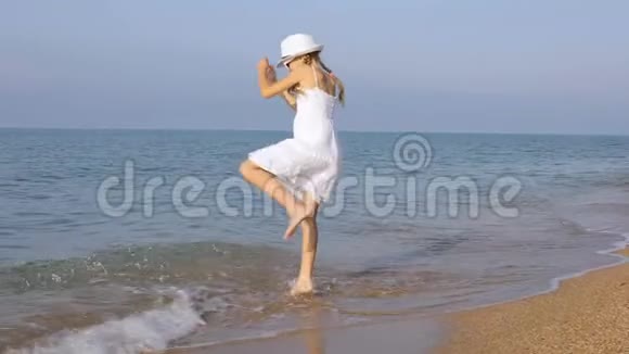 一个快乐的小女孩在海滩上玩耍视频的预览图