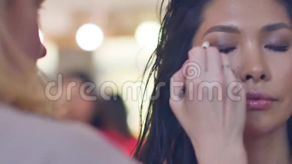 有亚洲外观的化妆师关闭视野傻眼的眼睛视频的预览图