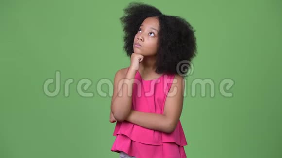 年轻可爱的非洲女孩非洲发型视频的预览图