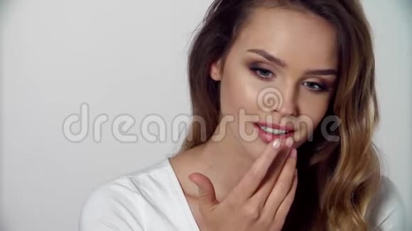 美颜化妆触摸嘴唇皮肤的女人视频的预览图