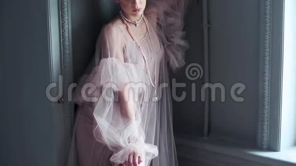 室内穿粉色裙子的可爱女士的时尚女性肖像视频的预览图