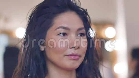 有亚洲外观的化妆师关闭视野傻眼的眼睛视频的预览图