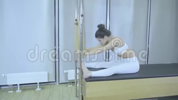 普拉提穿着白色衣服的女人在健身房里练习举重运动所有系列编号01234567890001视频的预览图