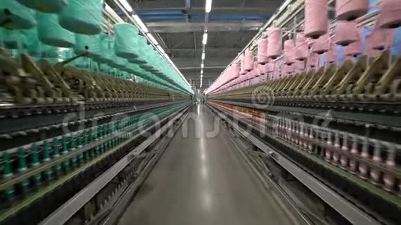 生产纱线有颜色的线视频的预览图