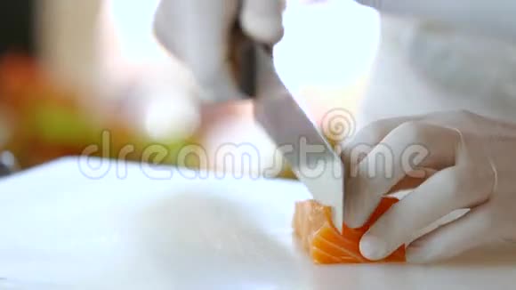 厨房刀切生鱼视频的预览图