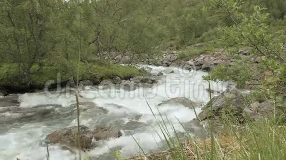在山上的河流挪威视频的预览图