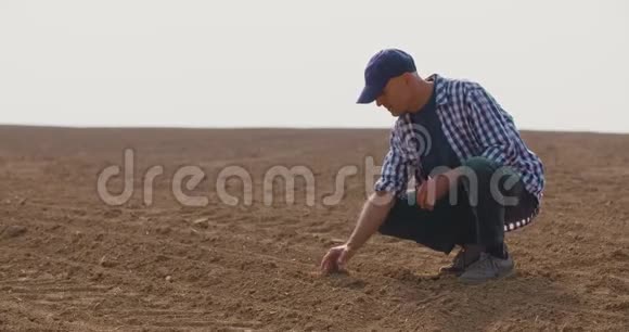 农业领域土壤检测手视频的预览图