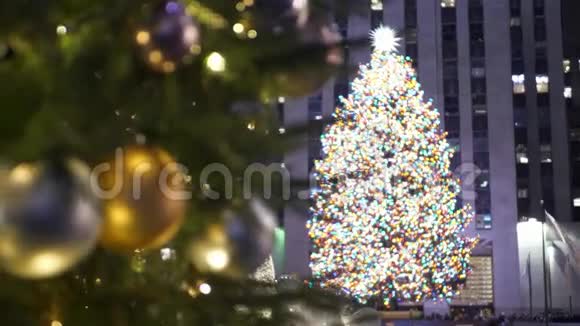 城市里美丽的圣诞装饰视频的预览图