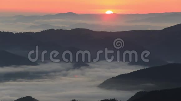 朦胧的黎明在山上美丽的风景视频的预览图