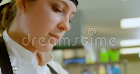 4k餐厅厨房女厨师视频的预览图