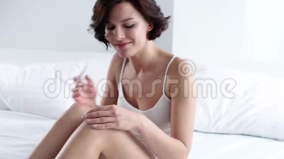 手部皮肤护理女人涂奶油手皮肤视频的预览图