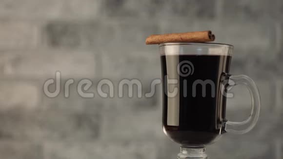 在一个漂亮的杯子里涂上酒冬季暖酒视频的预览图
