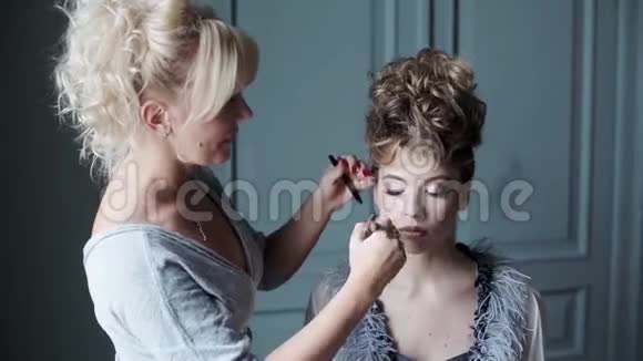 婚礼化妆师为新娘化妆视频的预览图