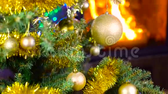 壁炉前有灯光的装饰圣诞树视频的预览图