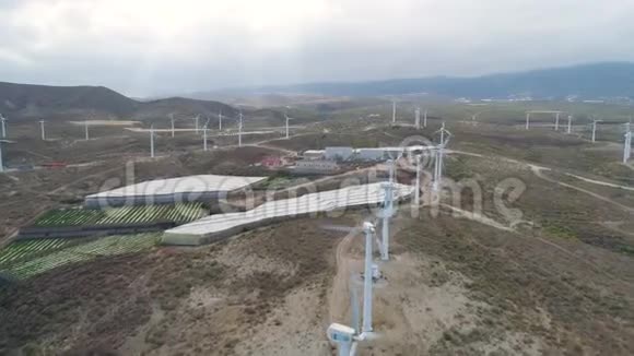 从西班牙加那利群岛特内里费风车的高度空中观看4K的无人机视频的预览图