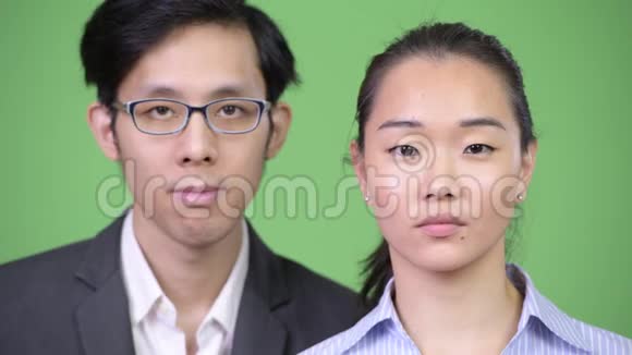 年轻快乐的亚洲商务夫妻视频的预览图