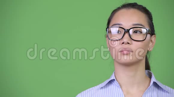 年轻快乐美丽的亚洲女商人思考视频的预览图