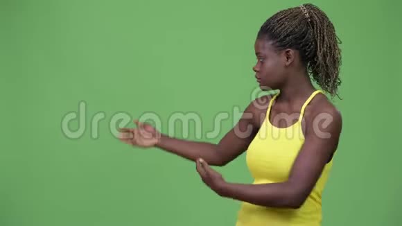 年轻的非洲女人展示了一些东西视频的预览图