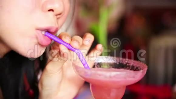 亚洲年轻女子独自在酒吧喝鸡尾酒视频的预览图
