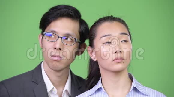 年轻快乐的亚洲商务夫妇在一起思考视频的预览图