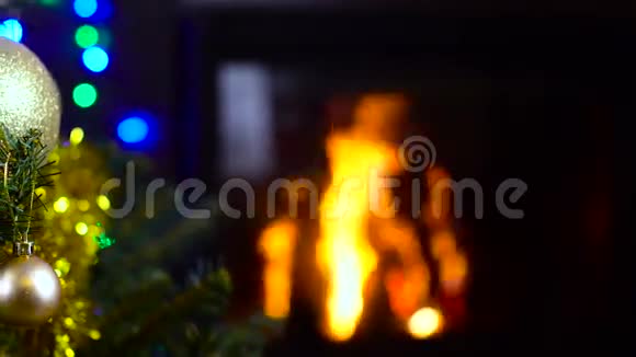 壁炉前有灯光的装饰圣诞树视频的预览图