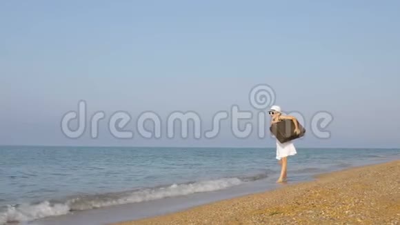 一个快乐的小女孩在海滩上玩耍视频的预览图