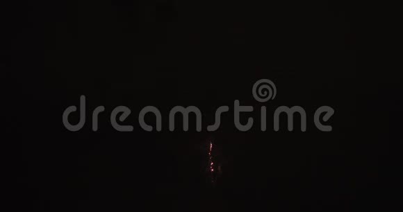 夜晚东京小田坝黑暗天空后的烟花视频的预览图