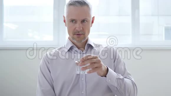 商人在办公室里喝水视频的预览图