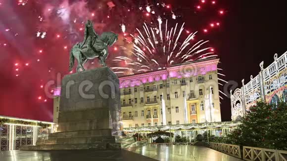 在莫斯科市中心的Tverskaya广场上燃放烟花尤里多格鲁基纪念碑俄罗斯视频的预览图