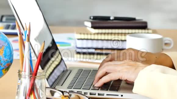 商业女性使用笔记本电脑视频的预览图
