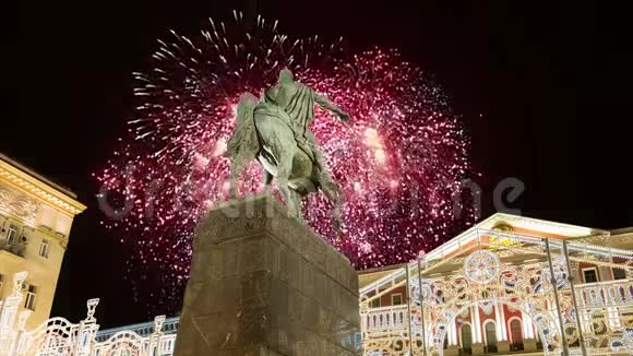 在莫斯科市中心的Tverskaya广场上燃放烟花尤里多格鲁基纪念碑俄罗斯视频的预览图
