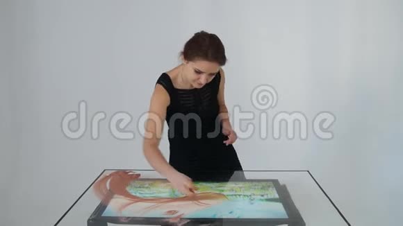 用沙子画画在屏幕上画沙子沙滩艺术家手在拉动画视频的预览图