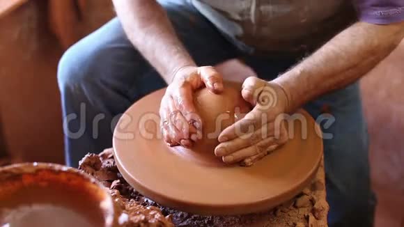陶工用粘土工作视频的预览图