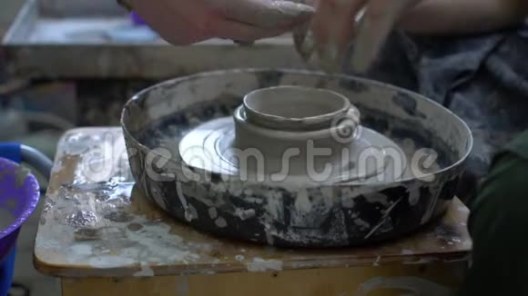 师傅和瞳在车间陶轮上制作陶瓷碗慢动作120fps视频的预览图
