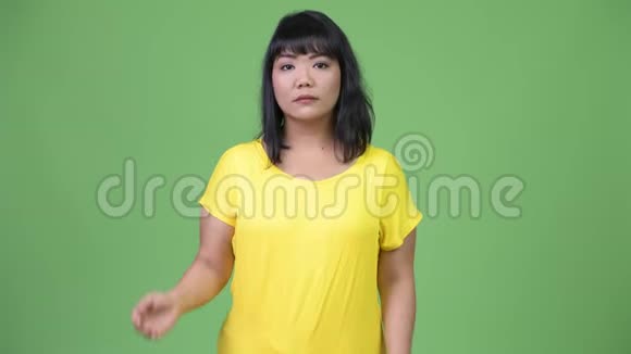 双臂交叉的美丽快乐的亚洲女人视频的预览图