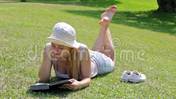 女人用书放松视频的预览图