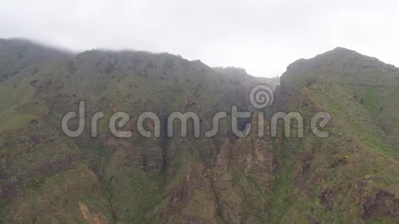 西班牙特内里费2018年5月18日加那利群岛地狱峡谷岩石山脉的空中景观视频的预览图