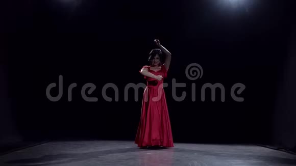 舞者用双手在舞蹈中表演优雅的动作黑色背景视频的预览图