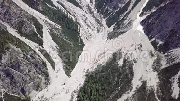 高山上雪高的泥流的鸟瞰图视频的预览图