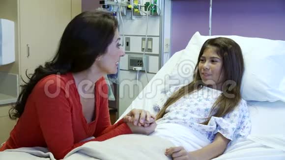 医院儿科病房的母亲和女儿视频的预览图